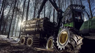 Působivá technika pro lesní těžbu. Většinou obouvá