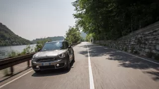 I jako hybrid MINI Countryman dobře jezdí. 16