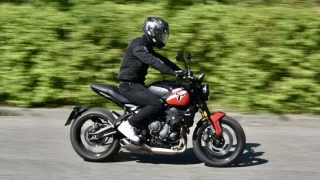 Triumph Trident 660 může být kladivem na levné čínské motorky. Není tak laciný, ale jízdně je jinde