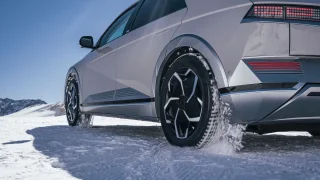 Obyčejné zimní pneumatiky nestačí. Při cestě na Slovensko jsou potřeba lepší, jinak hrozí pokuta