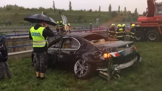 Video: Spadli do vodní nádrže vedle dálnice. Zachraňovali je hasiči, kteří jeli ze soutěže