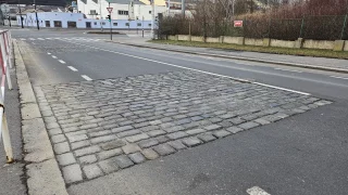 Řidiči nechápou, proč silničáři nahrazují hladký asfalt dlažebními kostkami. Má to ale smysl