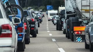 Řidiči nesmí sjet z ucpané dálnice, jinak je čeká pokuta. Rakouské úřady začaly bojovat s turisty