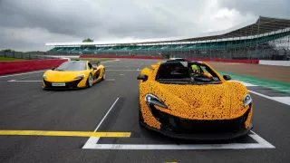 V Česku sestavili McLaren P1 z Lega v životní velikosti. Hvězda F1 s ním hned vyrazila na okruh