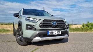 Test Toyoty RAV4 Adventure: Všestranné hybridní SUV potěší myslivce, dobrodruhy i rozmazlené Pražáky