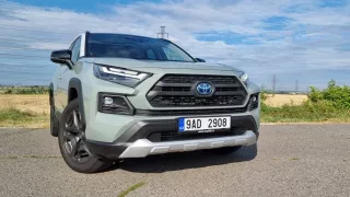 Test Toyoty RAV4 Adventure: Všestranné hybridní SUV potěší myslivce, dobrodruhy i rozmazlené Pražáky