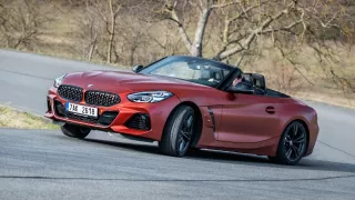 BMW Z4 M40i umí být autem pro závodníka i slečinku. Stačí stisknout pokaždé jiné tlačítko