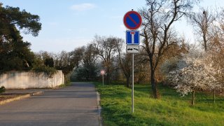 Na zákazu stání může řidič beztrestně zastavit klidně i na půl dne. Nejde to však vždy a všude