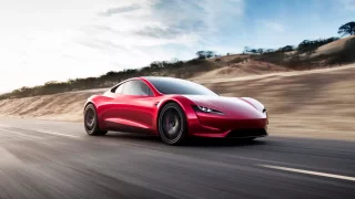 Musk slíbil světu novou Teslu Roadster. Po osmi letech ji pořád nemá, ale stále vybírá zálohy