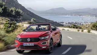 Volkswagen T-Roc Cabriolet přijíždí do Česka jako nejlevnější kříženec SUV a kabrioletu