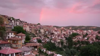 Leží podél břehů řeky Jantry