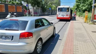 Řidiči často zbytečně čekají za autobusem stojícím v zastávce. Nevědí, kdy ho mohou legálně objet