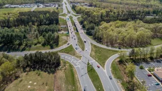 V Česku přibývají složité turbookružní křižovatky. Řidiči často nevědí, jak je správně projet