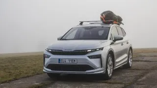 Vánoční stromeček na střeše elektromobilu zhorší spotřebu. Změřili jsme to na Enyaqu a víme o kolik