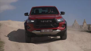 Tohle je nezastavitelný kus železa. Pepa krotil v Turecku novou Toyotu Hilux GR Sport