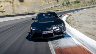 Tohle je nejlepší Toyota Supra v historii! Má o sto koní víc a dvojnásobnou cenovku. Víme, jak jezdí