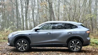 Nové MG HS láká na lidovou cenu. S elektrickým dojezdem 100 kilometrů se navíc ani nebojí dobrodružství