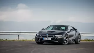 BMW i8 Protonic Frozen v matně černém laku. 3