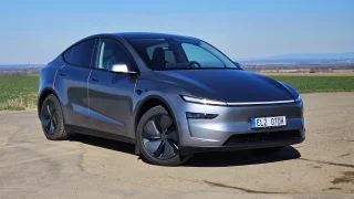 Tesla Model Y už konečně jezdí jako opravdové auto. Umí to levně, ale u nabíječek je teď těsno