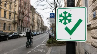 Nová zelenobílá značka se sněhovou vločkou mate řidiče. Objevuje se totiž jen výjimečně