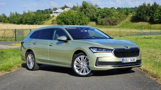 Škoda Superb Combi se základním motorem je dobrá volba. Nežere a vejde se pod milion