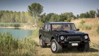 Dvanáctiválcové Lamborghini LM002 se mimo asfalt n