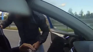 Agresivní vybrzďovač z dálnice D6 sám volal na policii. Snažil se udat svou oběť a vypadat nevinný