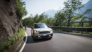 I jako hybrid MINI Countryman dobře jezdí. 17