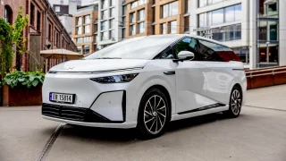 Norský test dojezdu elektromobilů nevyhrálo auto, které dojelo nejdál. Uspěl čínský vůz