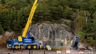 Volvo se s tím nemazlí. V rámci nácviku záchranných prací nechalo padat nová auta ze 30 metrů