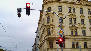 Zbytečné čekání na červené. Semafory umí řidiče pustit rychleji, ti ale nevědí jak na to