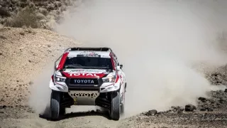 Fernando Alonso testuje Toyotu Hilux 2