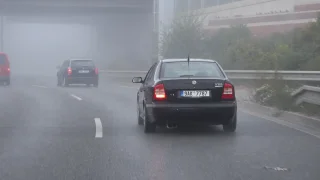 Ani za mlhy nemusí mlhovky vždy svítit. Instruktor autoškoly varuje před častým nešvarem
