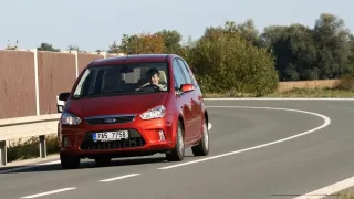 Malý fantasticky jezdící stěhovák koupíte levně, přesto se na ojetý Ford C-Max fronty nestojí