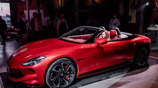 Číňané přivezli do Prahy ukázat první elektrický roadster na světě. Vypadá skvěle!