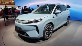 Stánek BYD v Pekingu
