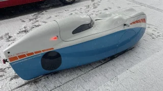 Policisté zastavili cyklistu, kterého si spletli s autem. Futuristický stroj stojí čtvrt milionu