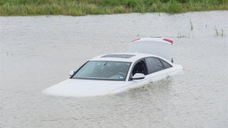 auto po povodni