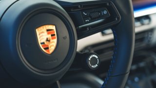 Porsche si patentovalo zvláštní vynález: Výškově nastavitelnou střechu pro autonomní auta