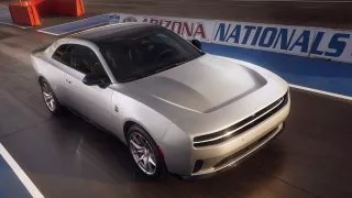 Dodge Charger míří do Evropy. Jako záminku má elektrický pohon, bude ale i benzinový