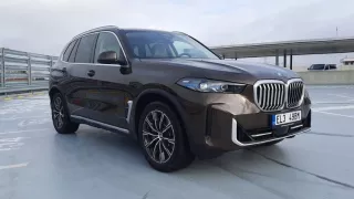 BMW X5 si drží po právu přední příčku prodejnosti u mnichovské automobilky. Ve městě si lehce pluje, na okreskách řádí