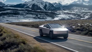Po Praze se proháněla Tesla s autonomním řízením. Podívejte se, jak se bez řidiče proplétala ulicemi