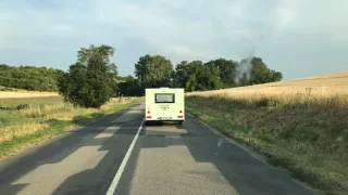 Minikaravan vyrazil na cestu sám, bez Countrymana