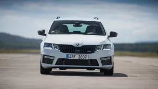 Nová Škoda Octavia RS 245 hezky zblízka. 20