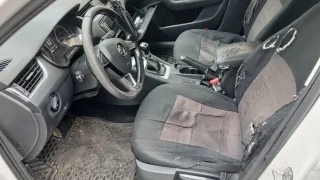 Jsou to čuňata, píší lidé. Městská policie prodává služební Octavii v poněkud nehezkém stavu