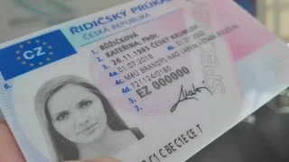 Pokud vám končí řidičák, mějte se na pozoru. Letos platí změny pro prvořidiče i seniory