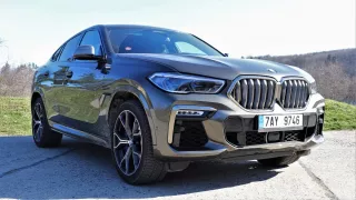 BMW X6 M50i mi chvíli připadalo jako rozkymácená almara. Které auto za to může?