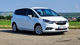 Ojetý Opel Zafira za 250 tisíc korun snadno sveze sedm lidí. Jeden motor je ale časovaná bomba