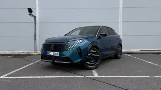 Nový Peugeot e-3008 je prvním krokem do nové éry. Slibovaná revoluce se však nekoná
