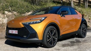 Víc futuristické auto mít nemůžete. Toyota C-HR sází na neobyčejný vizuál a kvalitní hybridní jednotku